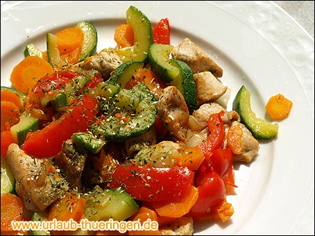 Bunte Gemüsepfanne mit Putenfleisch